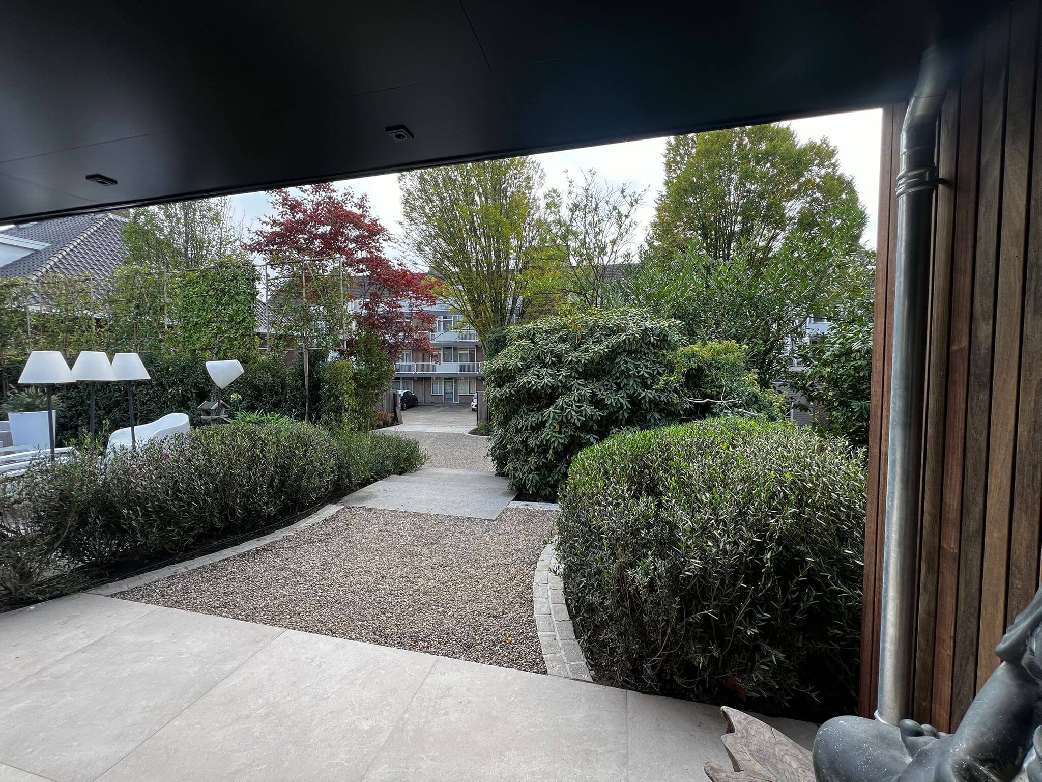 Lees meer over het artikel Tuinaanleg voortuin, oprit en achtertuin villa